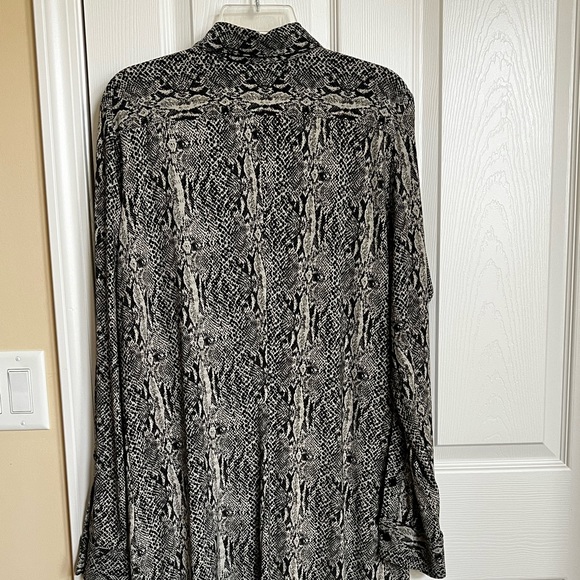 Norma Kamali Python Snake Print, Gray & Black Button Front Shirt Dress. XXL. - Picture 9 of 11